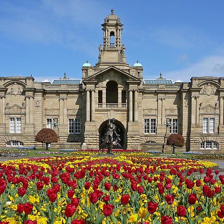 Stylish 4 Double Bedroom House In Bradford, Views Of Hillside And Parking Shipley  Exterior foto