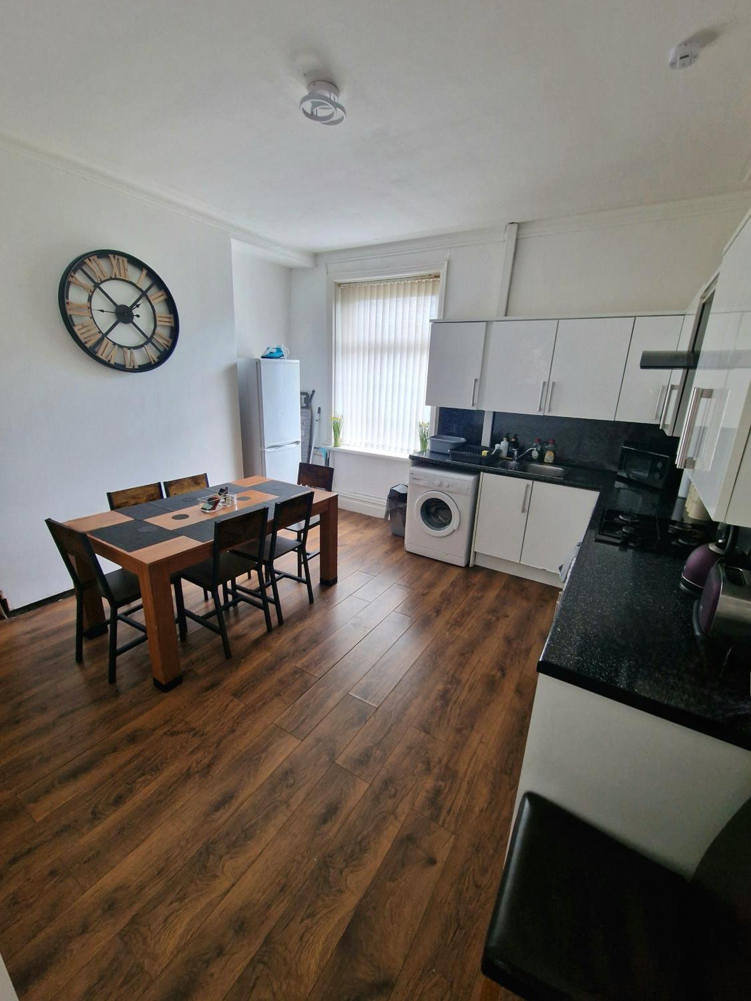 Stylish 4 Double Bedroom House In Bradford, Views Of Hillside And Parking Shipley  Exterior foto