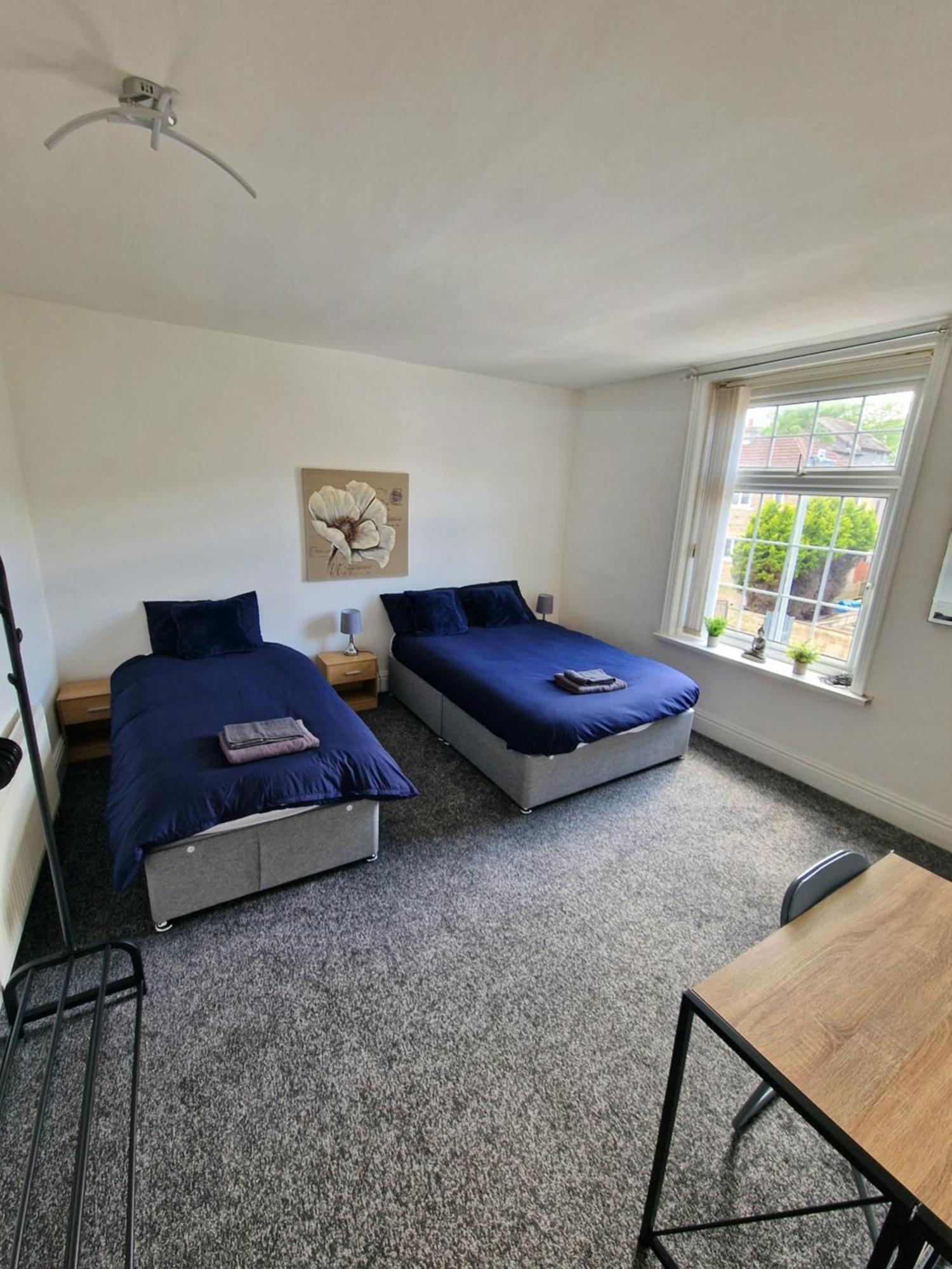 Stylish 4 Double Bedroom House In Bradford, Views Of Hillside And Parking Shipley  Exterior foto